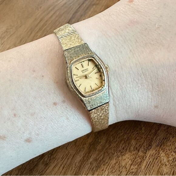 Vintage SEIKO Gold Tone Dainty Watch - Picture 2 of 4